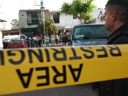 HOMICIDIO EN GUADALAJARA - EN EL CRUCE DE LAS CALLES HACIENDA SAN MARCOS Y TIBURCIO MONTIEL, EN LA COLONIA SAN JOSE RIO VERDE DE GUADALAJARA, FUE ASESINADO A GOLPES ROBERTO CARLOS SANTANA MARTINEZ, DE 21 A�OS; LOS AGRESORES ESCAPARON. SEGURIDAD 008