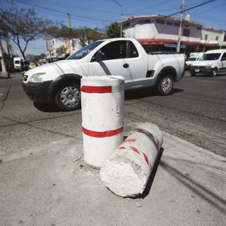 Chocar bolardos es todo un “deporte” en zona del vestir