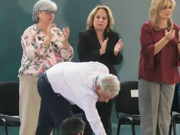 Una mujer besa la mano a López Obrador durante una gira por Chihuahua donde entregó Tandas para el Bienestar. NOTIMEX