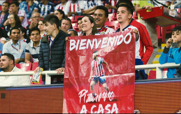 Un sector de los aficionados de Chivas hasta manta llevó para recibir a uno de sus ídolos, sin importar que ahora sea rival. ESPECIAL / G. Lugo