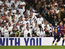 El festejo de Ivan Rakitic con Lionel Messi fue desaprobado por la parcialidad blanca, que vio de nuevo derrotado a su equipo. AFP / O. Del Pozo