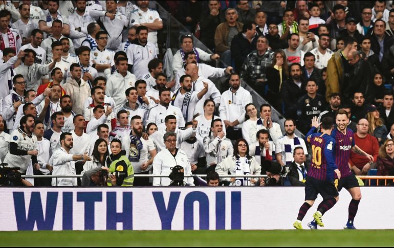 El festejo de Ivan Rakitic con Lionel Messi fue desaprobado por la parcialidad blanca, que vio de nuevo derrotado a su equipo. AFP / O. Del Pozo