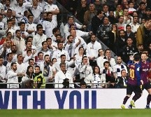 El festejo de Ivan Rakitic con Lionel Messi fue desaprobado por la parcialidad blanca, que vio de nuevo derrotado a su equipo. AFP / O. Del Pozo