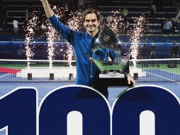Roger Federer festeja con su trofeo de campeón en el torneo de Dubái. EFE