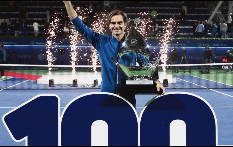 Roger Federer festeja con su trofeo de campeón en el torneo de Dubái. EFE