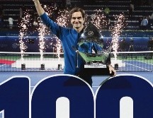 Roger Federer festeja con su trofeo de campeón en el torneo de Dubái. EFE