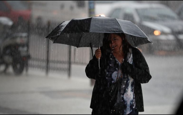 El frente frío número 42 generará este domingo lluvias con intervalos de chubascos, acompañados de actividad eléctrica en dicha región. EFE / ARCHIVO