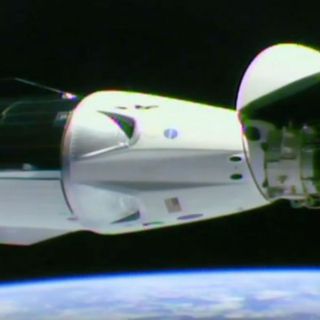 Cápsula de tripulaciones de SpaceX llega a estación orbital