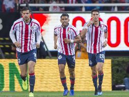 Molina (D) se ha convertido en un elemento clave en el medio campo de Chivas. MEXSPORT/C. de Marchena