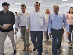 El gobernador Carlos Mendoza (izq blanco) recibió al Presidente en la terminal aérea. TWITTER / @cmendozadavis