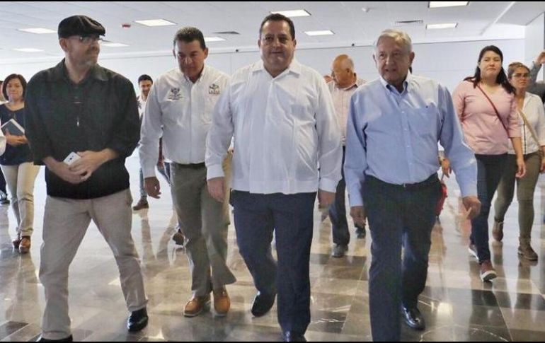 El gobernador Carlos Mendoza (izq blanco) recibió al Presidente en la terminal aérea. TWITTER / @cmendozadavis