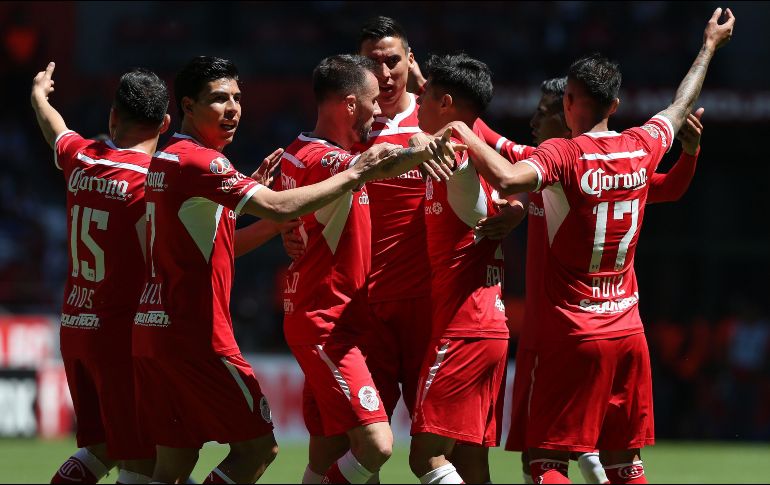 Un aquelarre. Los Diablos festejan uno de sus tres tantos ante los escualos. EFE/A. Cruz