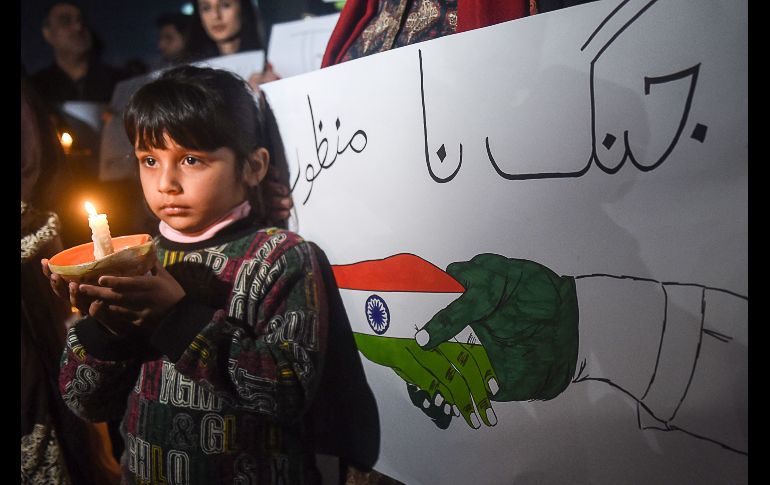 Una niña participa en una vigilia por la paz en Lahore, Pakistán. Las tensiones entre India y Pakistán se profundizaron el sábado después que pesado fuego de artillería de ambos ejércitos dejó un saldo de por lo menos siete muertos en la disputada frontera de Cachemira. AFP/A. Ali