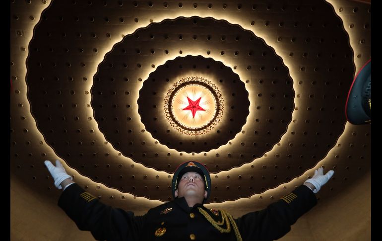 Un conductor lidera una banda militar previo a la apertura de la Conferencia Consultiva Política del Pueblo Chino, en el Gran Palacio del Pueblo de Pekín. AP/N. Han Guan