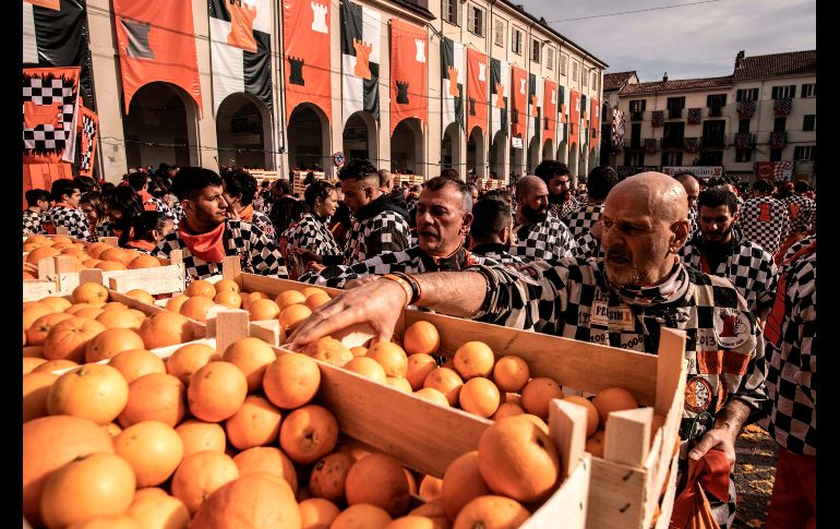 Los combatientes se preparan con cajas con kilos de naranjas.