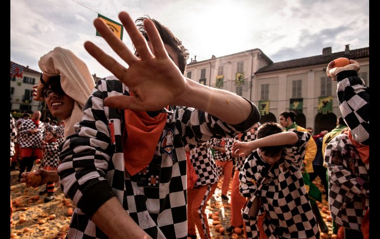 Esta fiesta de naranjazos se realiza en el marco de las celebraciones del carnaval en la ciudad, ubicada en la provincia de Turín.