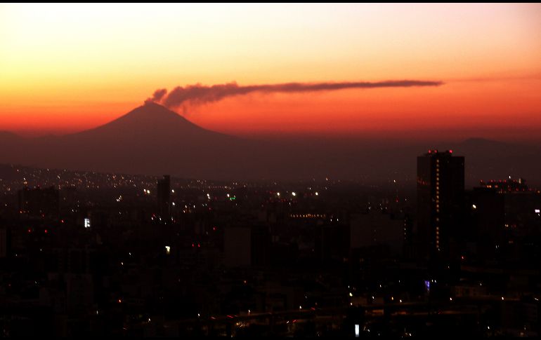 Una pluma de ceniza y vapor emana del volcán Popocatépetl al amanecer, visto desde la Ciudad de México. AP/M. Ugarte