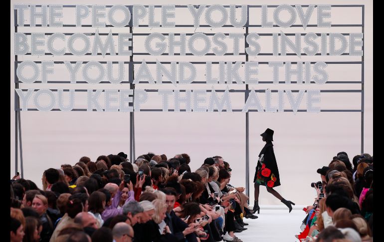 Una modelo presenta diseños de Valentino en París, Francia. AP/F. Mori