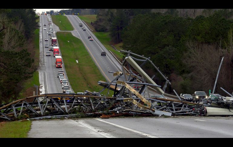 Una torre se desplomó sobre una autopista en el condado de Lee, Alabama. AP/Ledger-Enquirer/M. Haskey