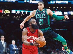 Aunque dejó el duelo por acumulación de faltas, James Harden (#13) se despachó con 42 puntos. AFP / M, Dwyer