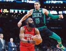 Aunque dejó el duelo por acumulación de faltas, James Harden (#13) se despachó con 42 puntos. AFP / M, Dwyer