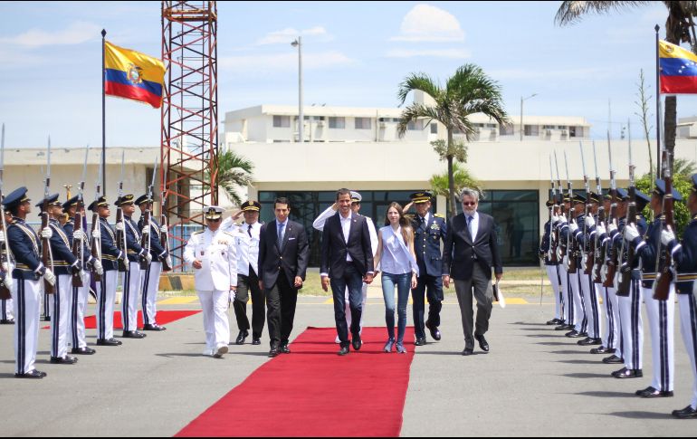 Antes de partir a Bógota, Juan Guaidó fue despedido con honores de Ecuador. EFE
