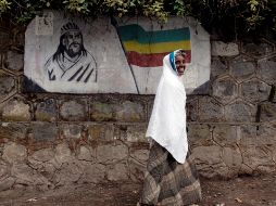Una mujer etíope pasa junto a un mural del emperador Tewodros en Addis Abeba, Etiopía. REUTERS / ARCHIVO