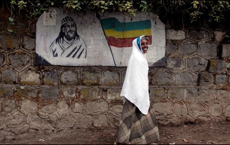 Una mujer etíope pasa junto a un mural del emperador Tewodros en Addis Abeba, Etiopía. REUTERS / ARCHIVO