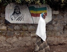 Una mujer etíope pasa junto a un mural del emperador Tewodros en Addis Abeba, Etiopía. REUTERS / ARCHIVO