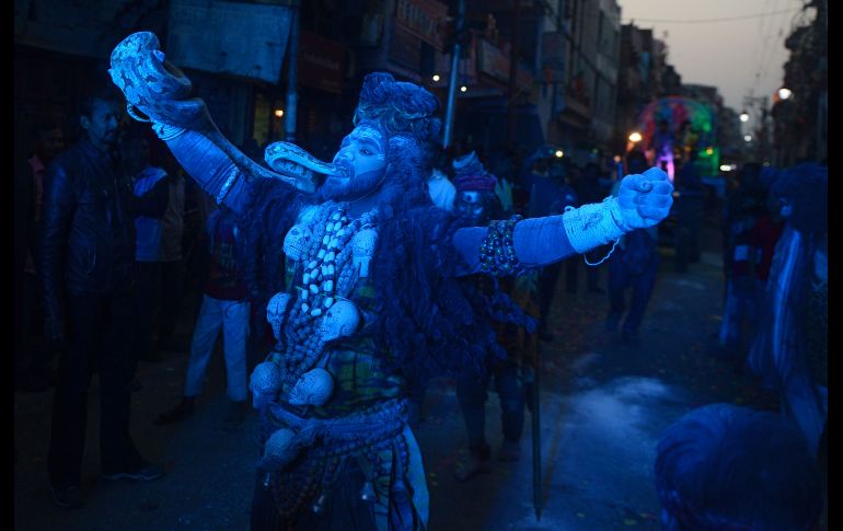 Un artista disfrazado como el dios hindú Shiva participa en una procesión del festival 
