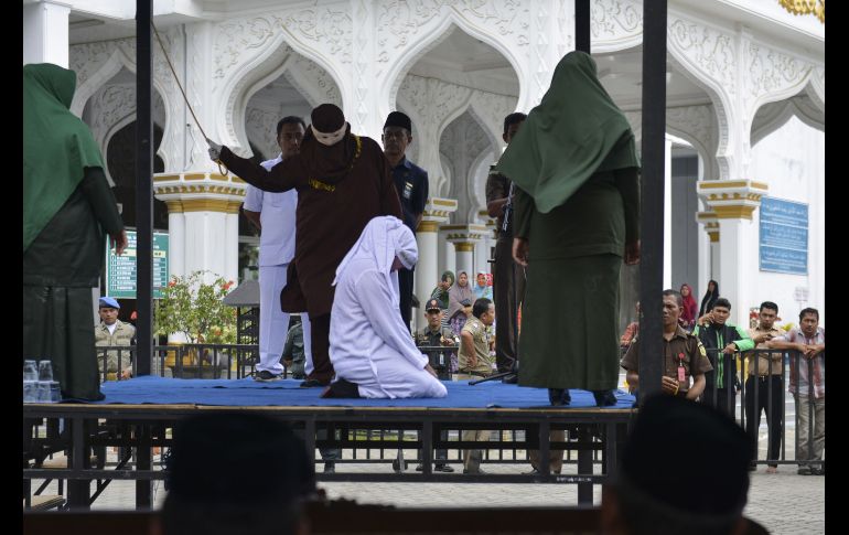 Una mujer recibe azotes en público en  Banda Aceh, Indonesia. Seis parejas fueron azotadas por sostener relaciones fuera del matrimonio. AFP/C. Mahyuddin