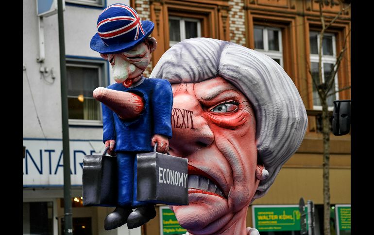 Una carroza del carnaval de Dusseldorf, Alemania, muestra una figura de la primera ministra británica Theresa May y una representación del 