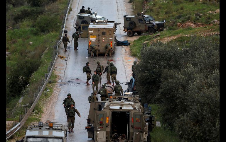Soldados israelíes se reúnen en sitio de un incidente de seguridad cerca de Ramallah, Cisjordania. REUTERS/M. Torokman