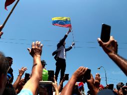 En breves declaraciones emitidas en medio de gritos de sus seguidores, Juan Guaidó afirma que 