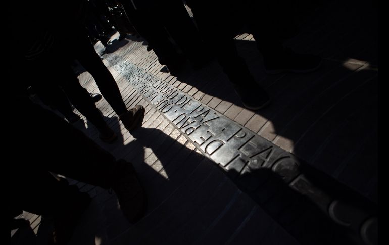 Un memorial con la inscripción en baldosas y en recuerdo de las víctimas del atentado terrorista de La Rambla de Barcelona, en España, que se inauguró hoy por la alcaldesa Ada Colau. EFE/E. Fontcuberta