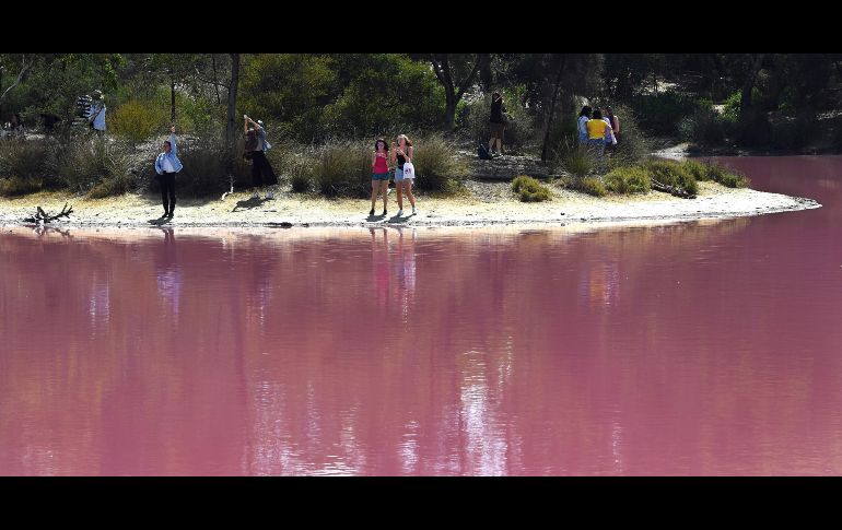 Aunque inusual, se trata de un fenómeno natural debido a los altos niveles de sal en el agua y altas temperaturas en el ambiente.
