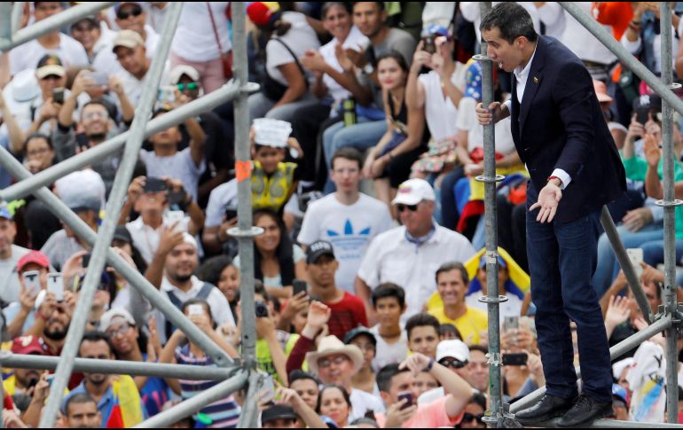A su arribo, Guaidó fue aplaudido por cientos de simpatizantes y saludado por una decena de diplomáticos que le manifestaron su respaldo. REUTERS/M. Quintero