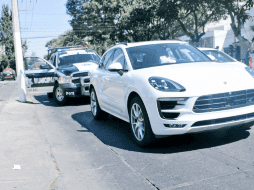 Unidades de la dependencia interceptaron el vehículo y detuvieron a los dos tripulantes, mismos que cargaban una pistola calibre 45. TWITTER / @PoliciaZapopan