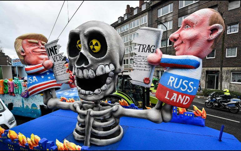 Representación de Trump y Putin rompiendo el tratado de las Fuerzas Nucleares de Rango Intermedio en el desfile de carnaval de Duesseldorf. AP/M. Meissner