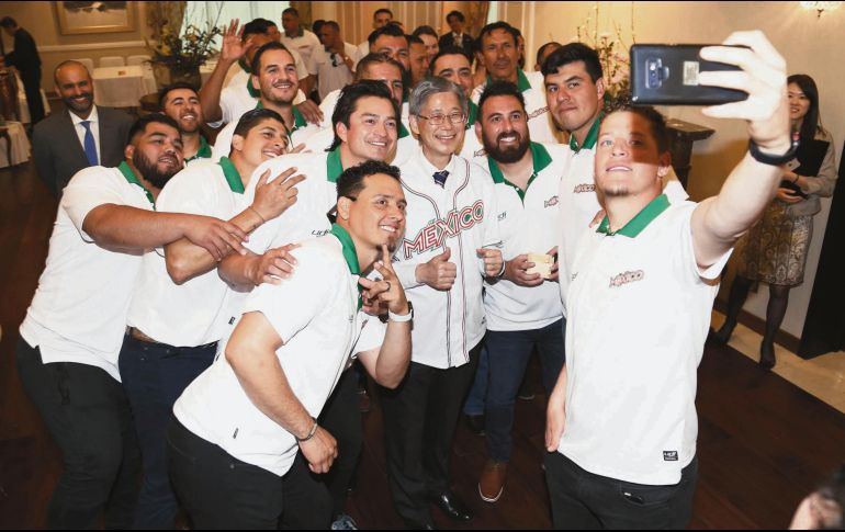 Jugadores se toman una selfie con el embajador de Japón. EL UNIVERSAL
