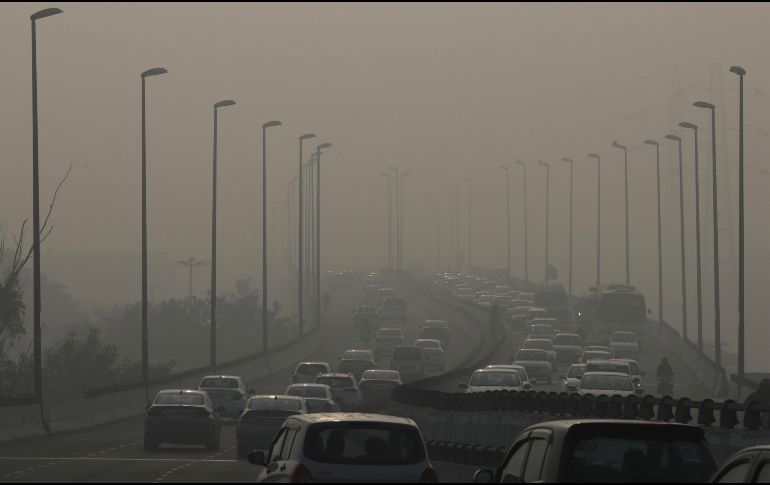 La toxicidad del aire está provocada por las emisiones de autos e industrias, el polvo procedente de construcciones y el humo generado por la quema de basura y de residuos de cosechas. REUTERS / ARCHIVO