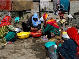 En algunos casos a estas mujeres se les prohíbe tocar el agua, cocinar, asistir a ceremonias religiosas y actos sociales, o entrar a templos, entre otras prácticas. EFE/ ARCHIVO