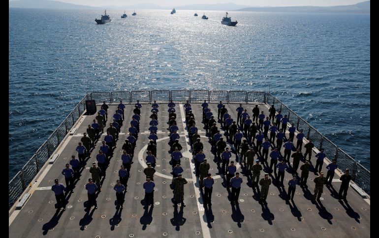 Integrantes de la embarcación anfibia TCG Bayraktar posan tras un aterrizaje, durante un ejercicio naval cerca de la costa de Foca, Turquía. REUTERS/M. Sezer