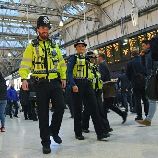 Hallan paquetes explosivos en tres puntos de Londres