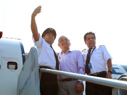 Durante el vuelo, el Presidente escuchó atento en su asiento, aunque también se tomó fotos con quien se lo pedía. NTX / F. Estrada