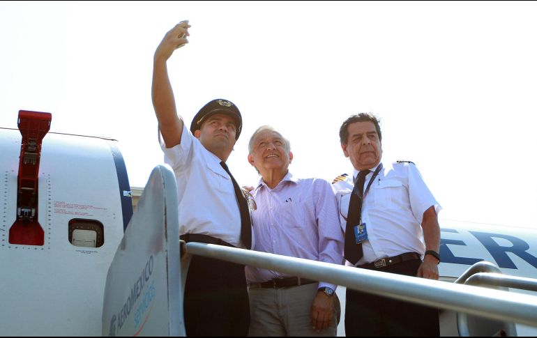 Durante el vuelo, el Presidente escuchó atento en su asiento, aunque también se tomó fotos con quien se lo pedía. NTX / F. Estrada