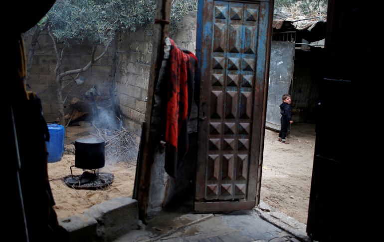 Un palestino llora afuera de su casa en la Franja de Gaza. REUTERS/M. Salem