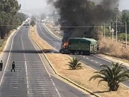 Antes del mediodía se detectó la obstrucción de las vías con vehículos en llamas. ESPECIAL