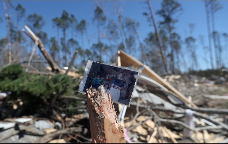 Al menos 23 personas murieron en el este de Alabama por el paso de tornados muy poderosos que también dejaron serios daños materiales. REUTERS/S. Stapleton