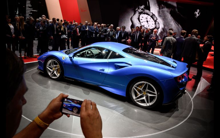 El F8 Tributo de Ferrari se exhibe en la muestra en Ginebra, Suiza.